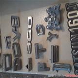 diversos accesorios usados letras ford. chev. datsun.etc