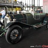 bentley 1926 super sport 100mph fabricado en gran bretaña con un motor de 6 cilindros en línea de 6,600cc que desarrolla 147hp. rines de 21". el pedal del acelerador está entre el del freno y el clutch.