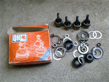 SET OF BALL JOINTS.