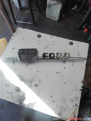 EMBLEMA LATERAL DE COFRE FORD 600 PICKUP MOD.1959
