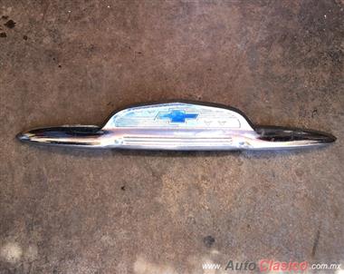 1952 CHEVROLET DELUXE TRUNK EMBLEM