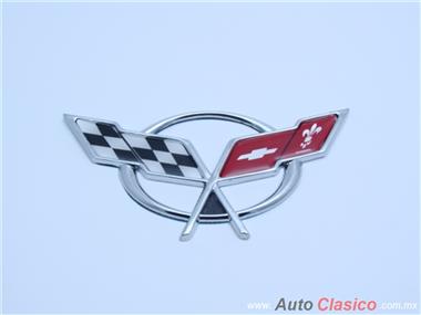 Chevrolet Corvette emblem.