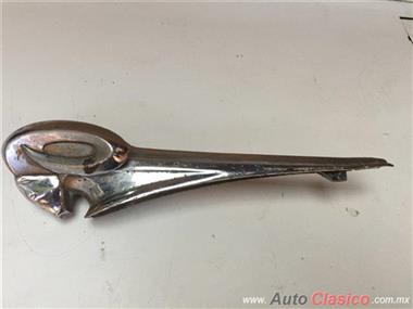 DODGE 1950 ORNAMENTO DE COFRE ORIGINAL USADO