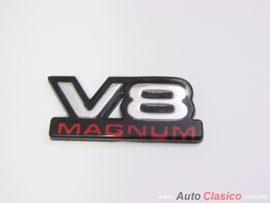 V8 EMBLÈME MAGNUM