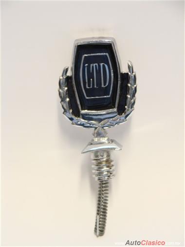 Ford LTD Emblema Cofre