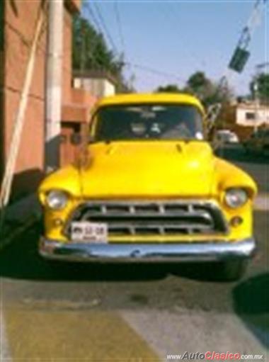 1957 Chevrolet Apache Panel Vagoneta