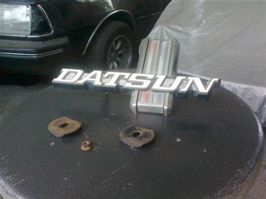 Emblema Datsun 620