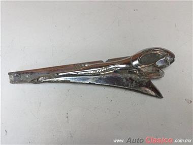 DODGE 1946 ORNAMENTO DE COFRE ORIGINAL