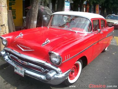 1957 Chevrolet SEDAN 4 PUERTAS CON POSTE. Sedan