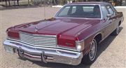 En busca de u dodge royal monaco 1976 color vino.