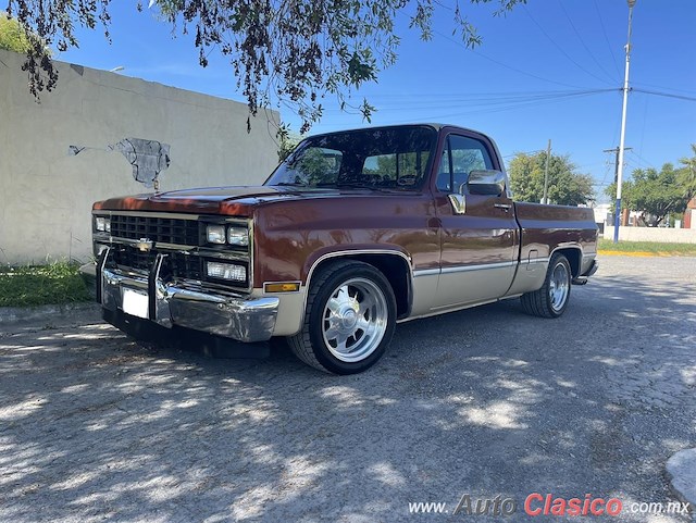 1989 Chevrolet Cheyenne - Desfile Monterrey Día Nacional del Auto Antiguo