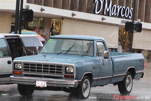 1985 Dodge Dodge Ram Prospector Custom 100 - Desfile Monterrey Día Nacional del Auto Antiguo