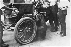 Charles Kettering experimentando con sus primeros 'Auto-Arrancadores'.