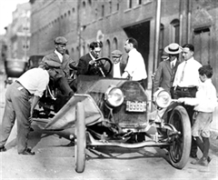 Charles F. Kettering, al volante y Bill Chryst, en el asiento del pasajero, prueban el sistema de arranque automático Delco que Kettering inventó.