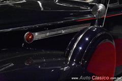 1942 Packard One Eighty, 8 cilindros en línea de 356ci con 165hp