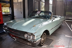 1961 Ford Sunliner. Motor V8 de 352ci que desarrolla 220hp