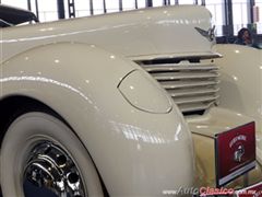 Salón Retromobile FMAAC México 2015 - Cord 812 Phaeton Sedan Supercharged 1937