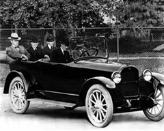 El nuevo motor fue instalado en primer Nash 681 en 1918. Wahlberg esta sentado junto a Charlie Nash.