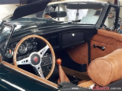 Salón Retromobile FMAAC México 2015 - MG B 1972