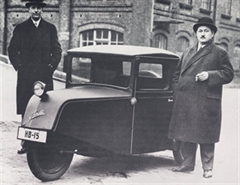 Carl Borgward, a la derecha, posa con su compañero, Wilhelm Tecklenborg, y su vehículo de tres ruedas Pionier de 1936, fruto de una camioneta alemana. El Pionier tuvo un gran éxito y puso a Borgward en una sólida base financiera.