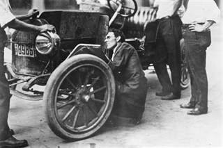 Charles Kettering y su "Auto-Arrancador" | Charles Kettering experimentando con sus primeros 'Auto-Arrancadores'.