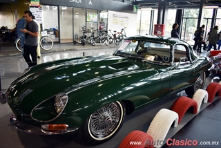 Salón Retromobile 2019 "Clásicos Deportivos de 2 Plazas" - Imágenes del Evento Parte II | 1965 Jaguar XKE Cabriolet Motor 6L de 4235cc 265hp