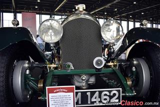 Retromobile 2017 - Event Images - Part I | Bentley 1926 Super Sport 100mph fabricado en Gran Bretaña con un motor de 6 cilindros en línea de 6,600cc que desarrolla 147hp. Rines de 21". El pedal del acelerador está entre el del freno y el clutch.