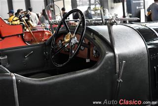 Retromobile 2017 - Imágenes del Evento - Parte I | Bentley 1926 Super Sport 100mph fabricado en Gran Bretaña con un motor de 6 cilindros en línea de 6,600cc que desarrolla 147hp. Rines de 21". El pedal del acelerador está entre el del freno y el clutch.