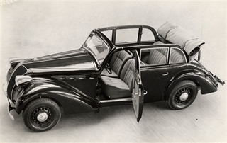 Borgward introdujo el sedán de sol Hansa 2000 de seis cilindros en 1938 y lo continuó hasta 1942, cuando la fábrica cambió por completo a la producción en tiempos de guerra