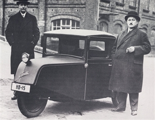 Historia del Borgward | Carl Borgward, a la derecha, posa con su compañero, Wilhelm Tecklenborg, y su vehículo de tres ruedas Pionier de 1936, fruto de una camioneta alemana. El Pionier tuvo un gran éxito y puso a Borgward en una sólida base financiera.