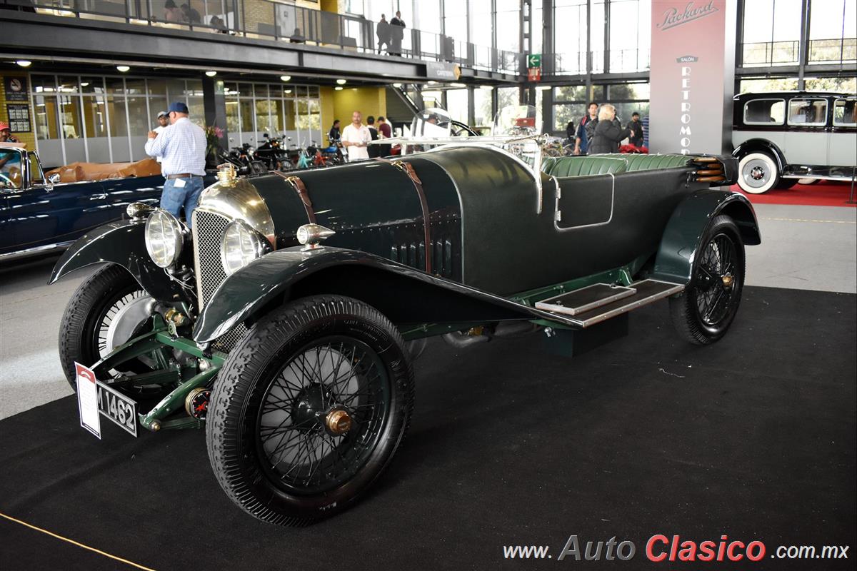 Bentley 1926 Super Sport 100mph fabricado en Gran Bretaña con un motor de 6 cilindros en línea de 6,600cc que desarrolla 147hp. Rines de 21". El pedal del acelerador está entre el del freno y el clutch.
