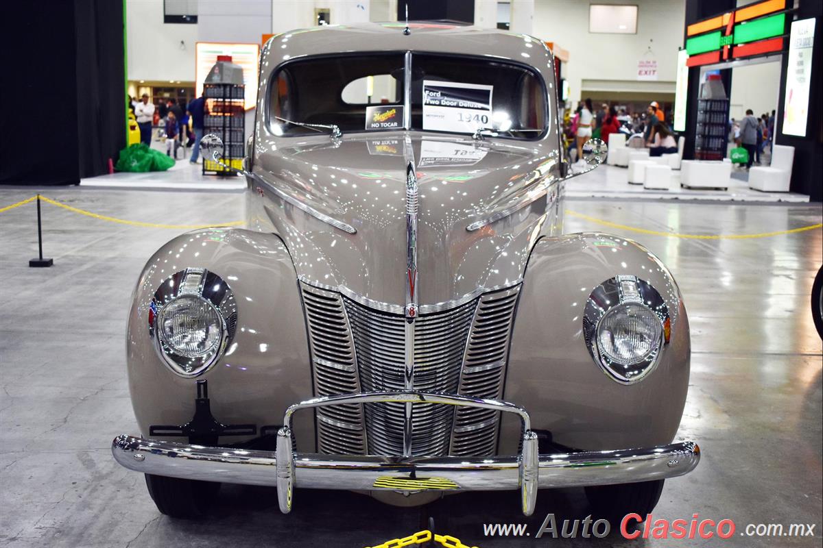 1940 Ford Two Doors Deluxe